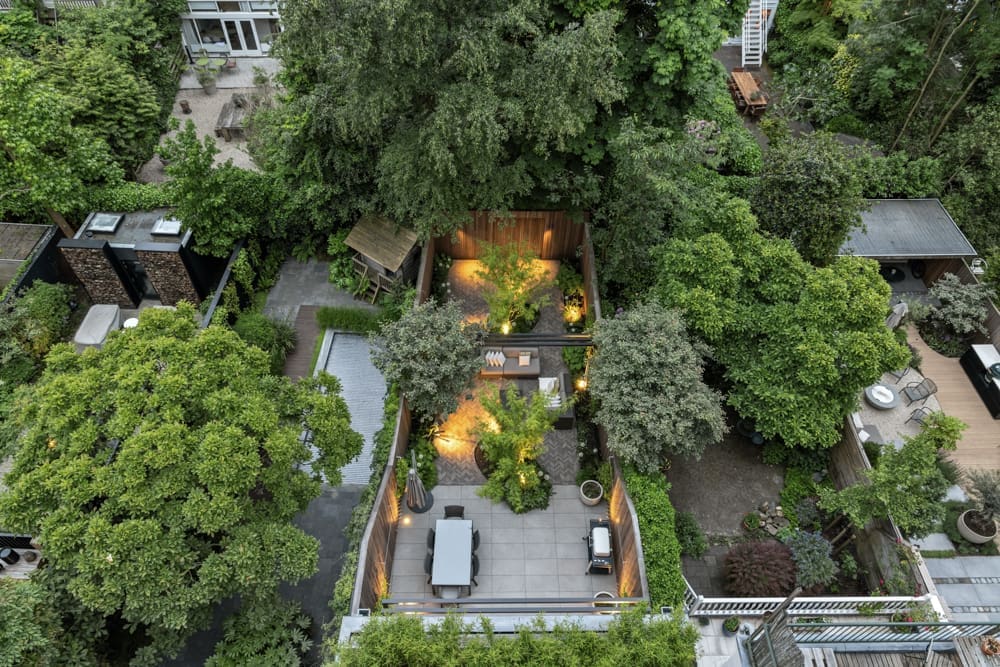 00 bovenaanzicht tuin in het sfeervolle avondlicht vanaf boven