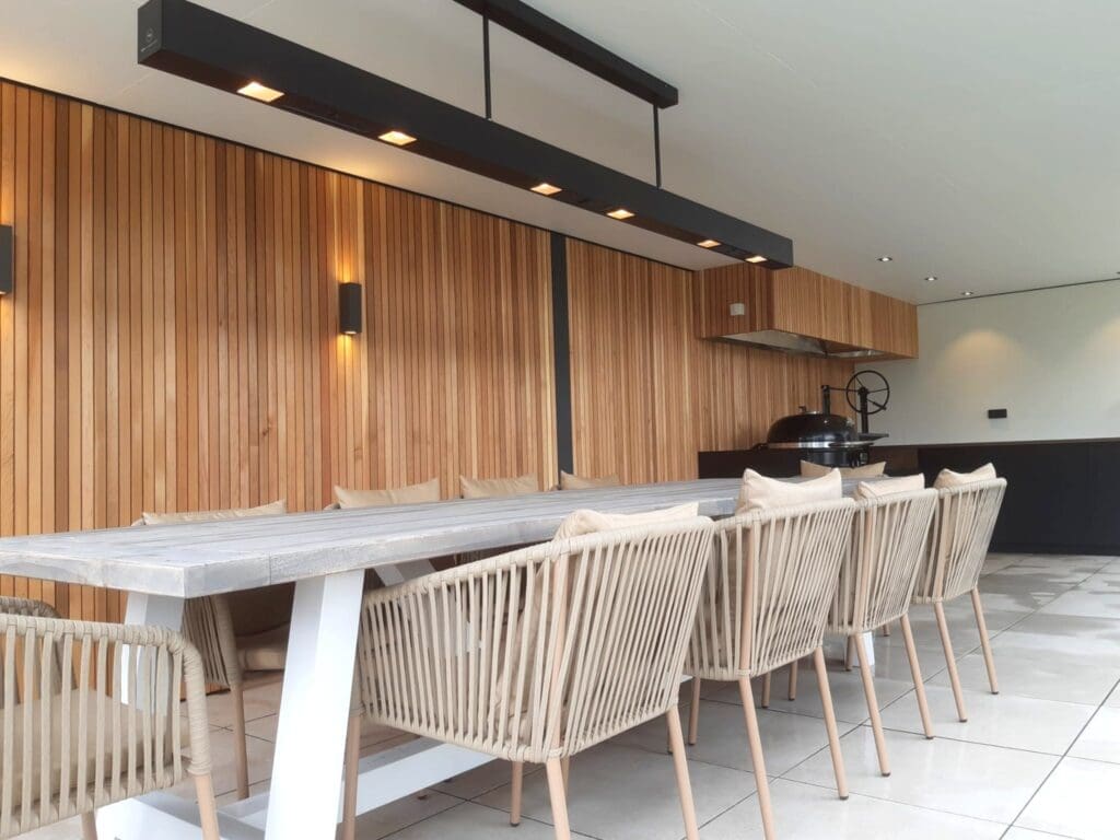 een luxe overkapping met witte tegels en een luxe houten wand met spotjes