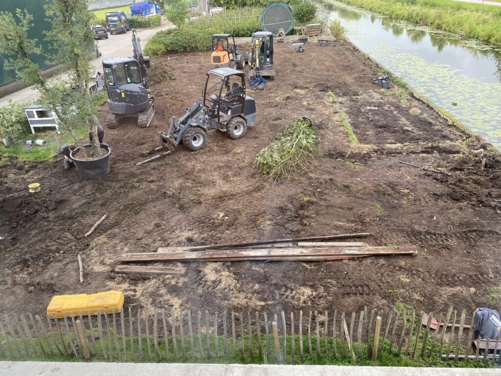 Overzichtsfoto van tuin die leeggehaald is voordat de aanleg start.