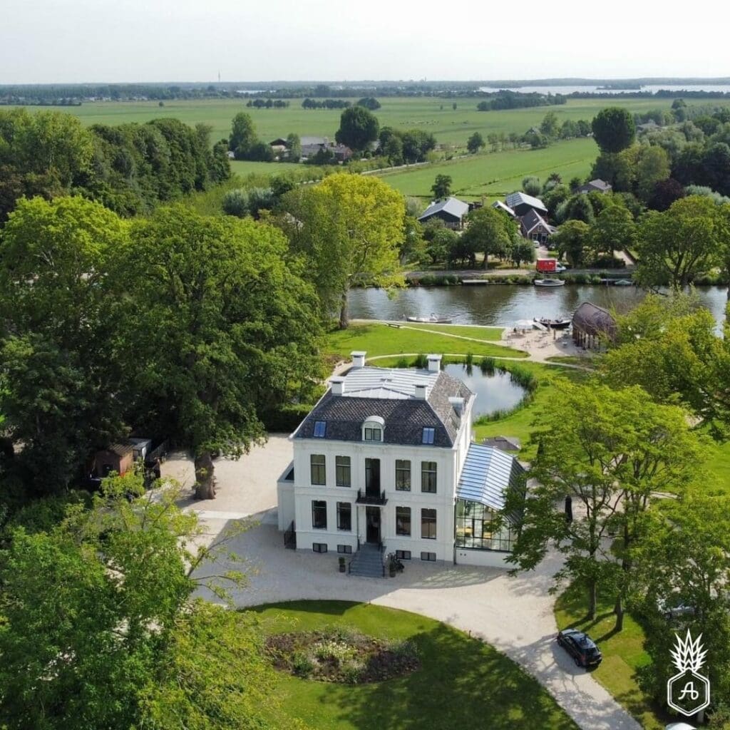 hotel vanaf boven omringt door grindpadjes en een groot gazon