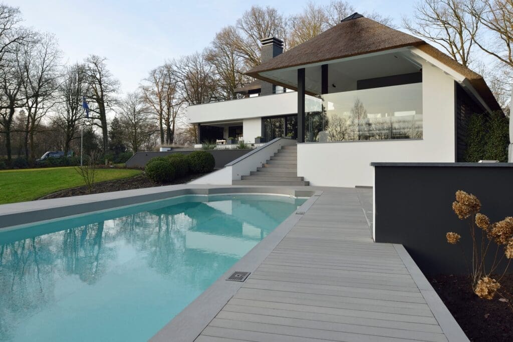 01 zwembad en overkapping Kunststof vlonder met zwembad met er achter een luxe overkapping