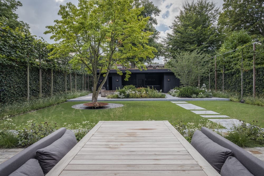 groot terras met eettafel aan het gazon