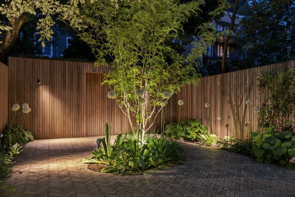 02  klinkerterras mooi groot klinkerterras verlicht met veel spotjes in het avondlicht