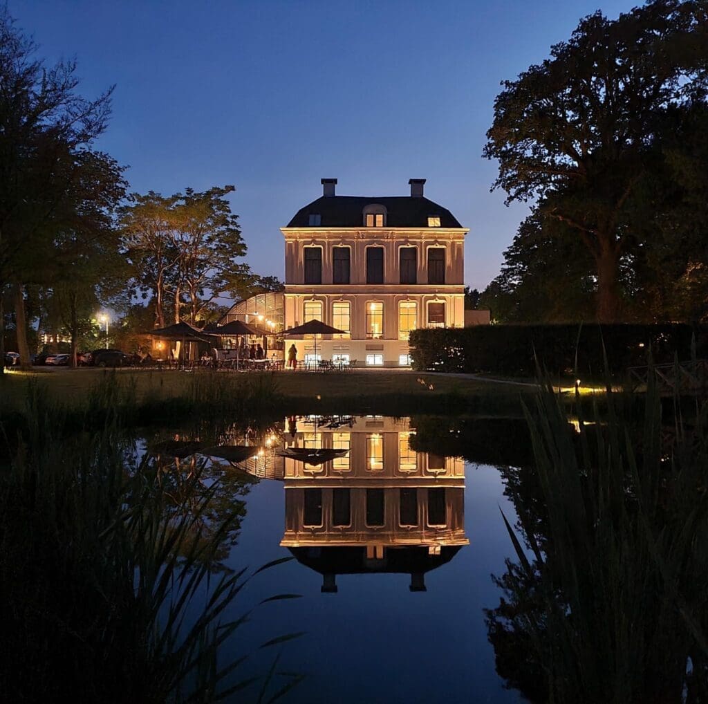 het sfeervolle hotel in de avond met gezellig terras