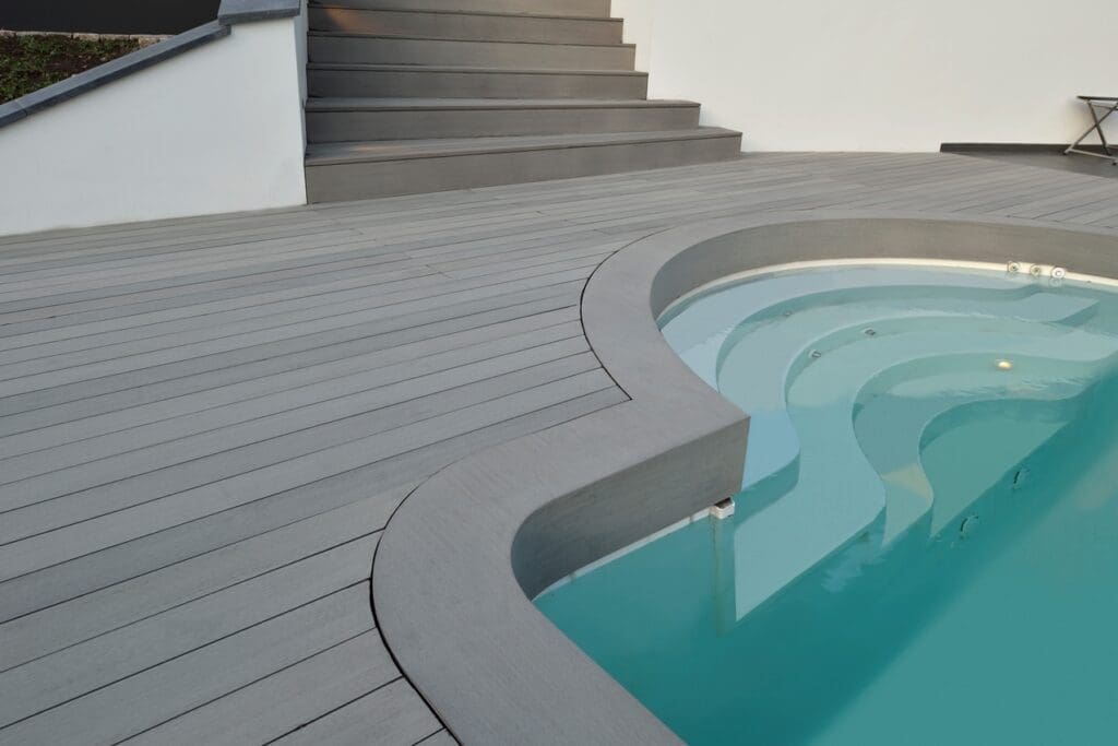 02  Esthec trap met vlonder naar zwembad houtlook vlonder die door loopt naar het zwembad