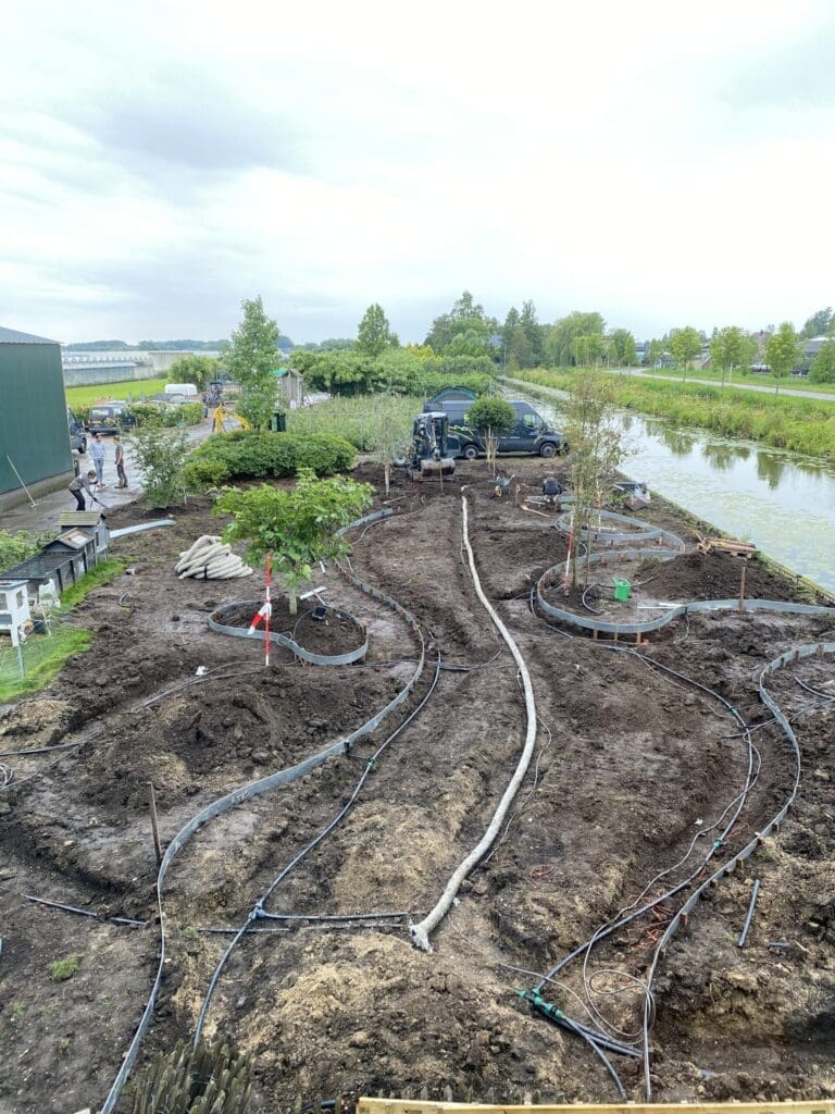 Overzichtsfoto van tuin in aanleg waarbij je drainage, beregening en Electra ziet.