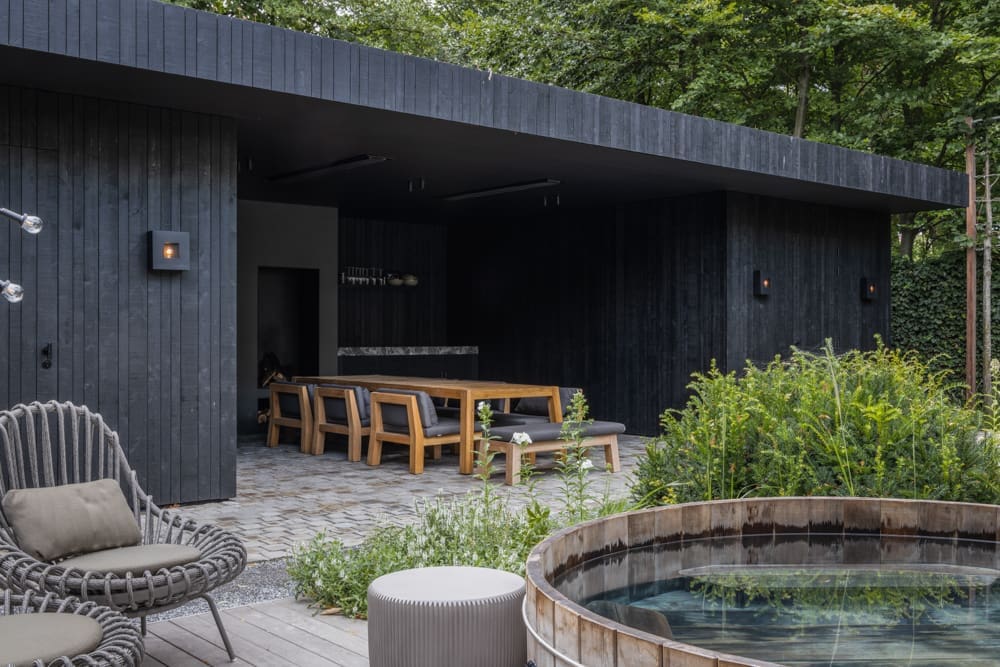 kleine vlonder met hottub met daar achter een mooie grote overkapping