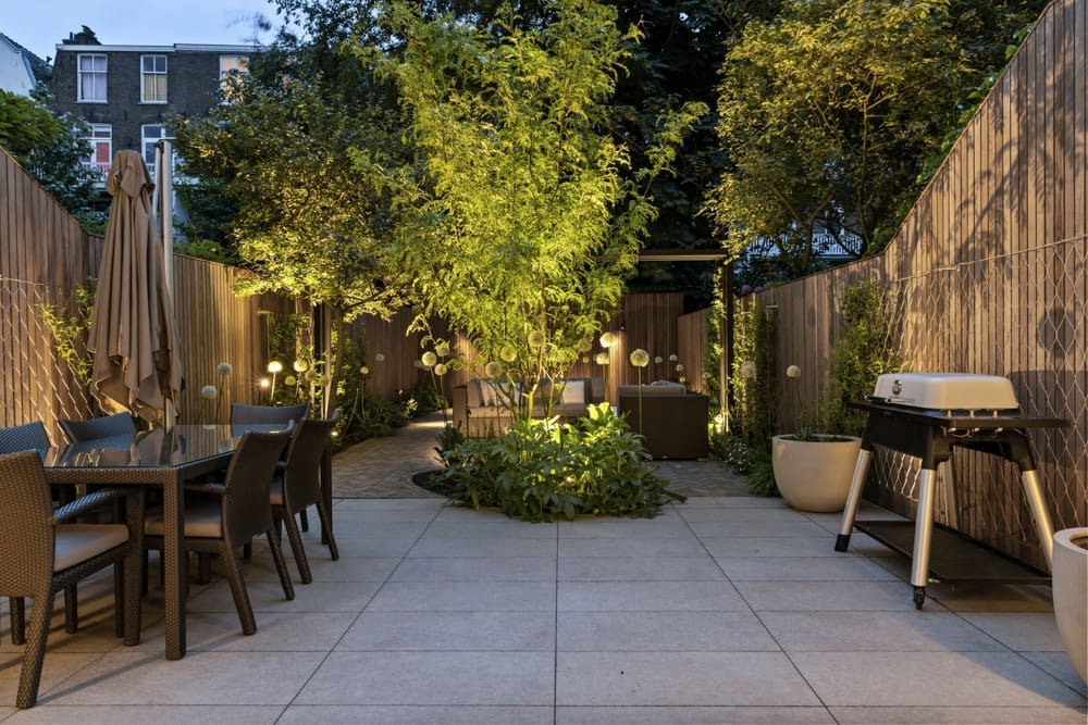 03 keramisch terras groot keramisch terras met eettafel en een bbq aangrenzend aan het klinker terras