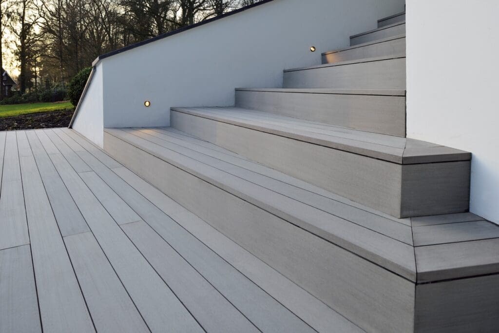 03 luxe Esthec trap strakke trap omhoog met spotjes in de muur