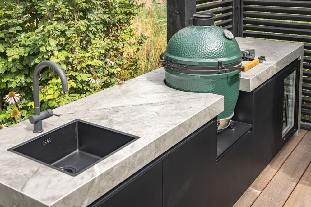 zwarte gepoedercoate alluminium buitenkeuken met big green egg en minibar