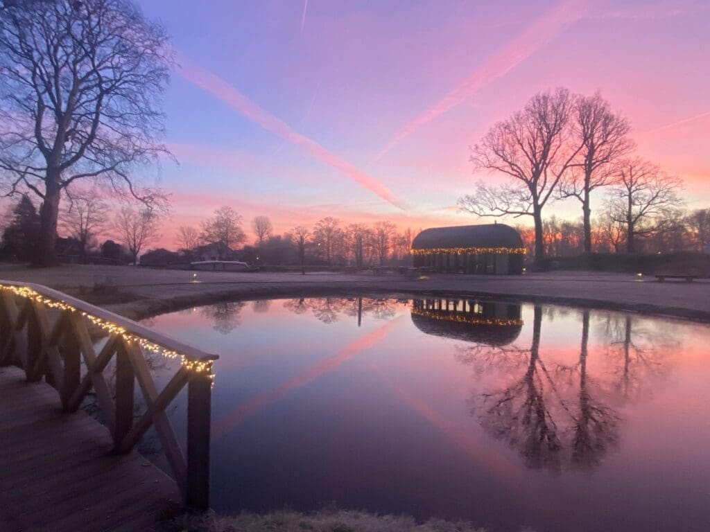 sfeervolle restaurant aan het meer met een mooie paarse lucht