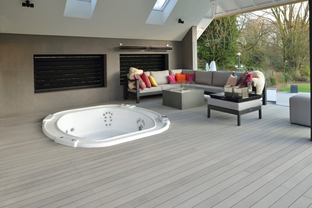 04 jaccuzzi in Esthec vlonder Esthec vlonder onder luxe overkapping met jacuzzi die is geintegreerd in de vloer