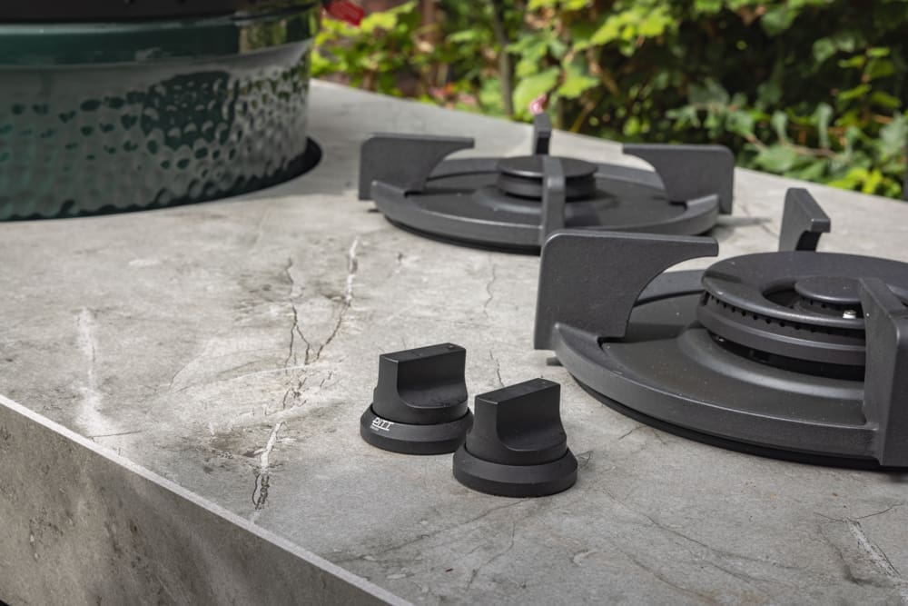 twee gaspitjes op de buitenkeuken naat de big green egg