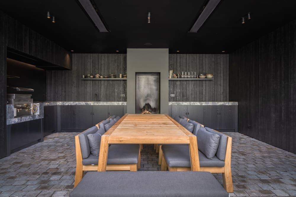 grote overkapping met luxe buitenkeuken en openhaard