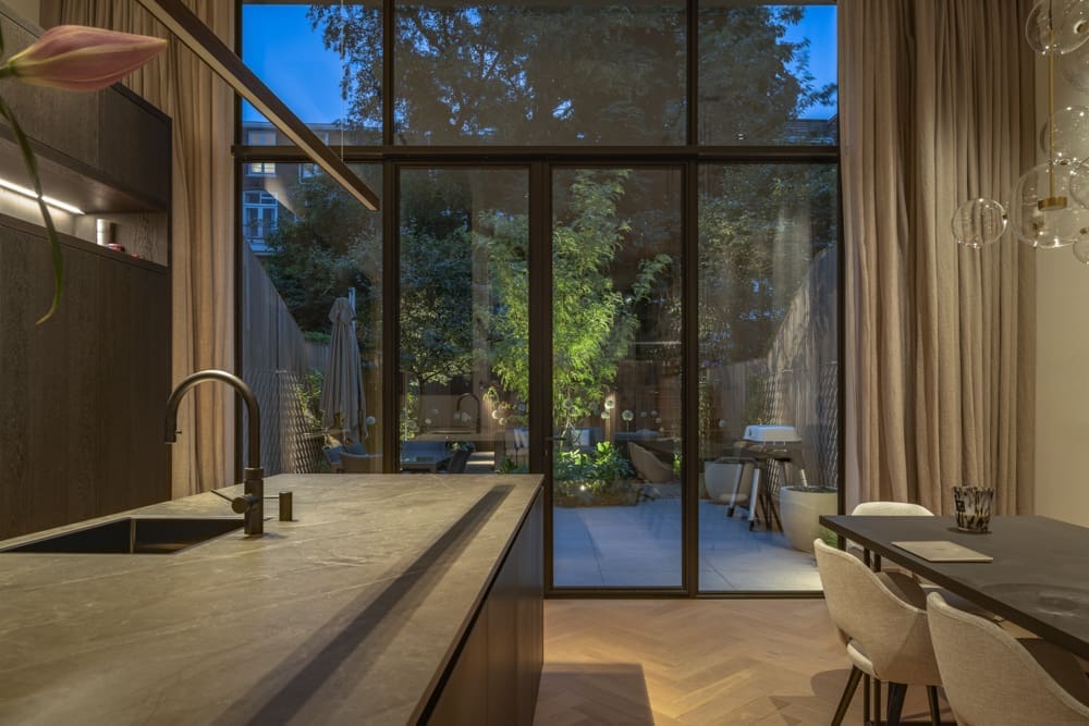 05 foto vanaf binnen foto vanaf binnen de sfeervolle tuin in