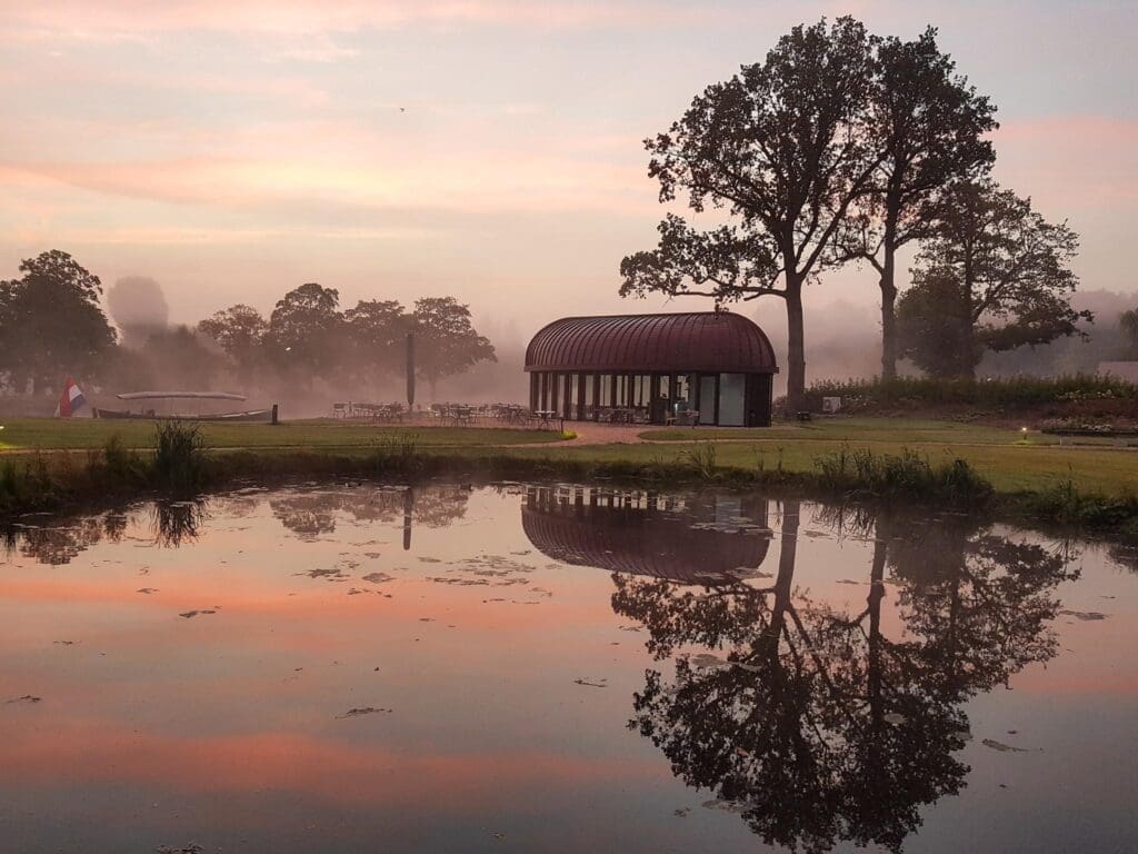 restaurant aan het meertje in de mist