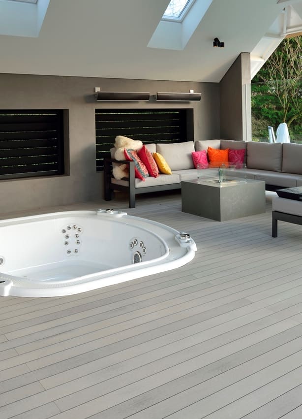 05 jacuzzi in luxe overkapping jacuzzi ingebouwd in luxe houtlook vlonder onder de overkapping