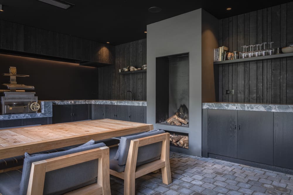 eettafel onder de overkapping naast de openhaard