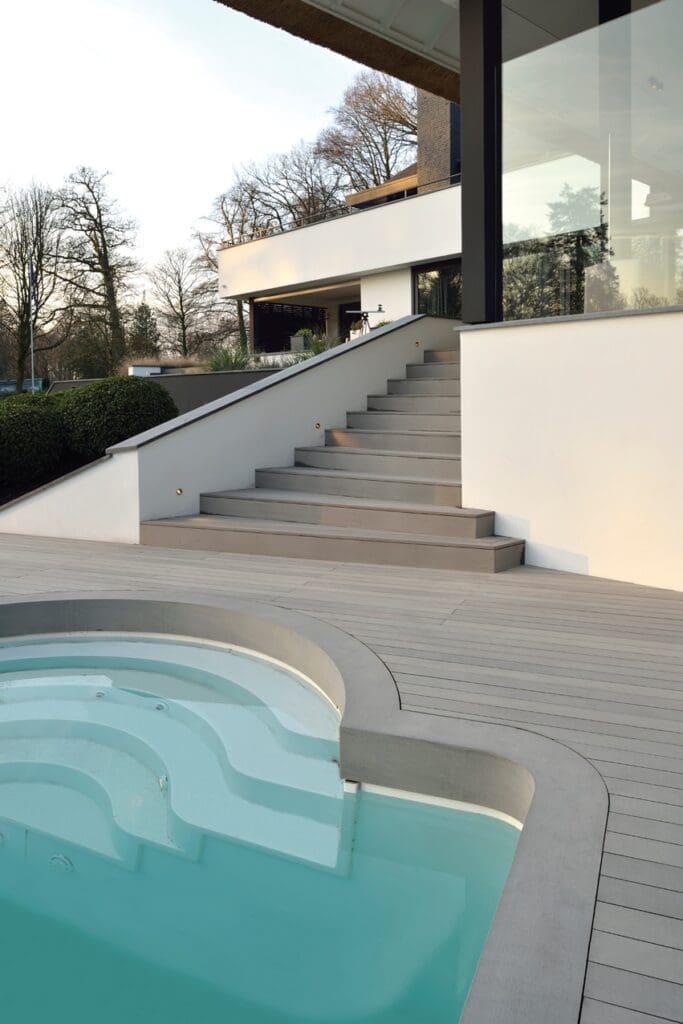 06 kunstof trap naar luxe overkapping luxe kunstof trap vanaf zwembad met ronde zwembadrand