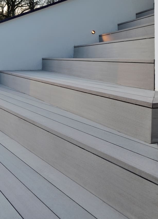 07 Esthec trap kunstof vlonder trap met spotjes in de muur