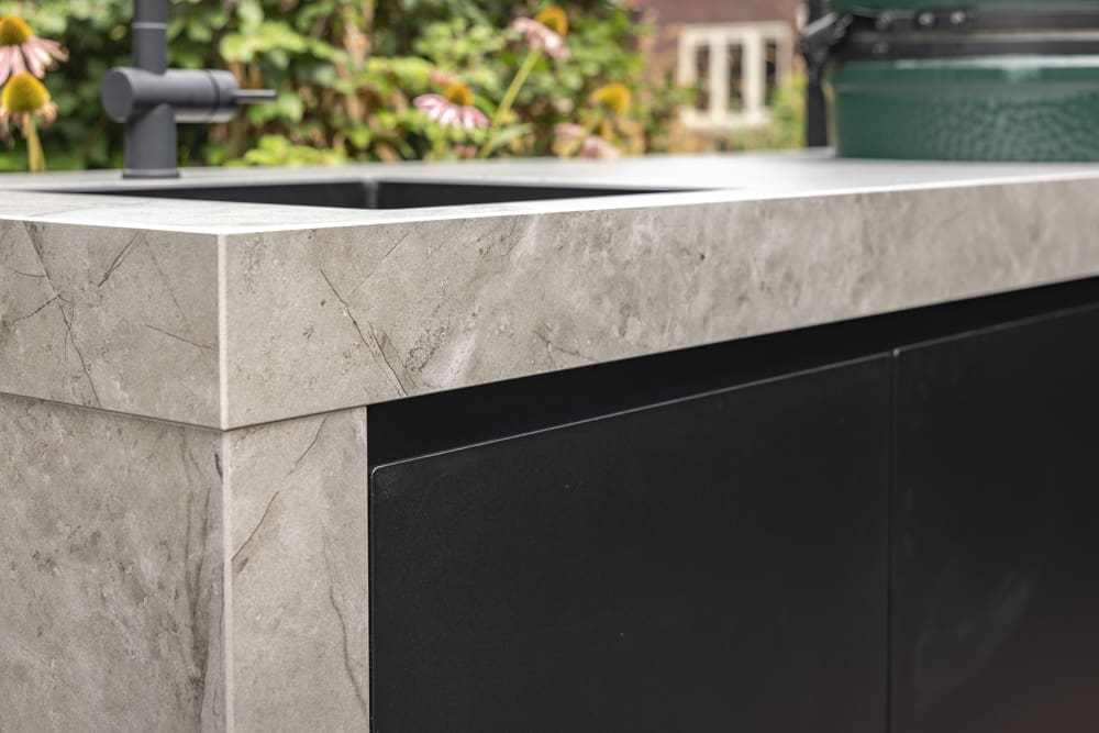 zwarte gepoedercoate alluminium deuren in de keuken