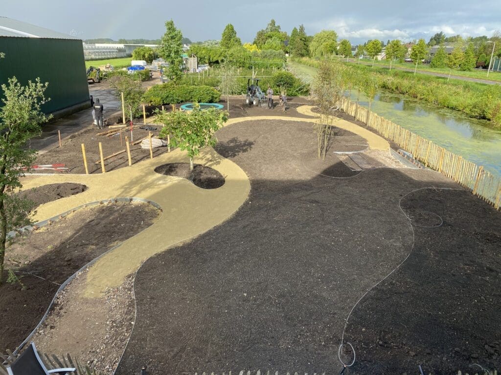 Landelijke tuin in vogelvlucht grondbed is voorbereid voordat gazon gelegd kan worden.