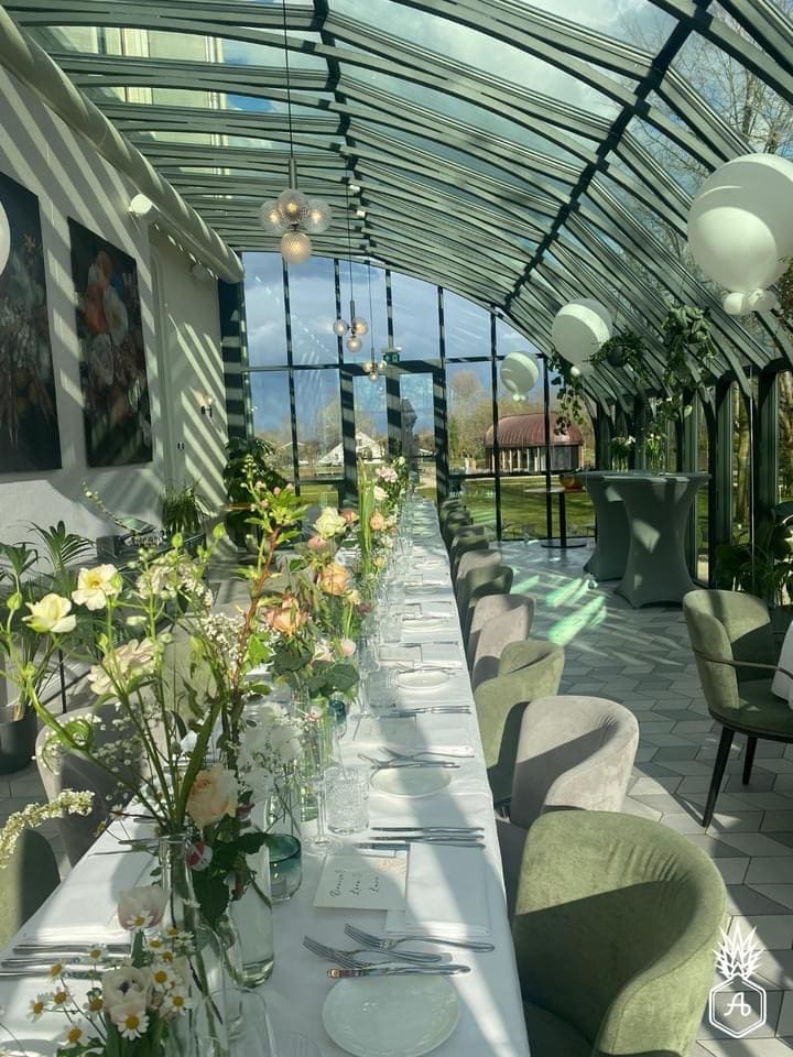 kleurrijke serre met lange dinertafel