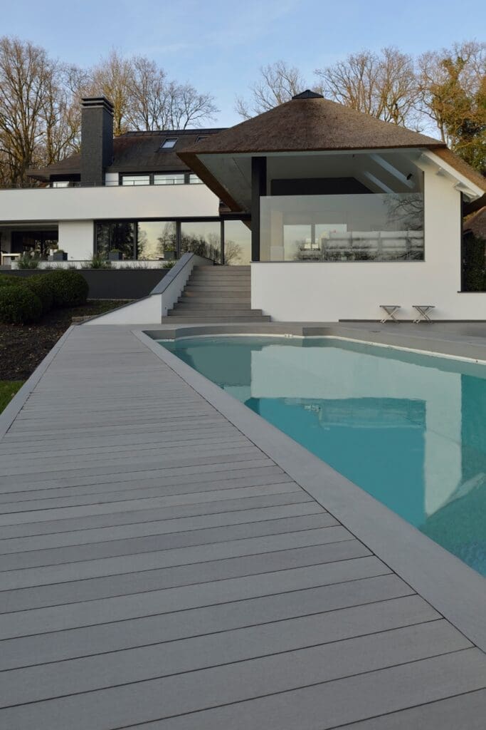 08 vlonder en zwembad kunstof vlonder van composiet die strak langs het zwembad ligt