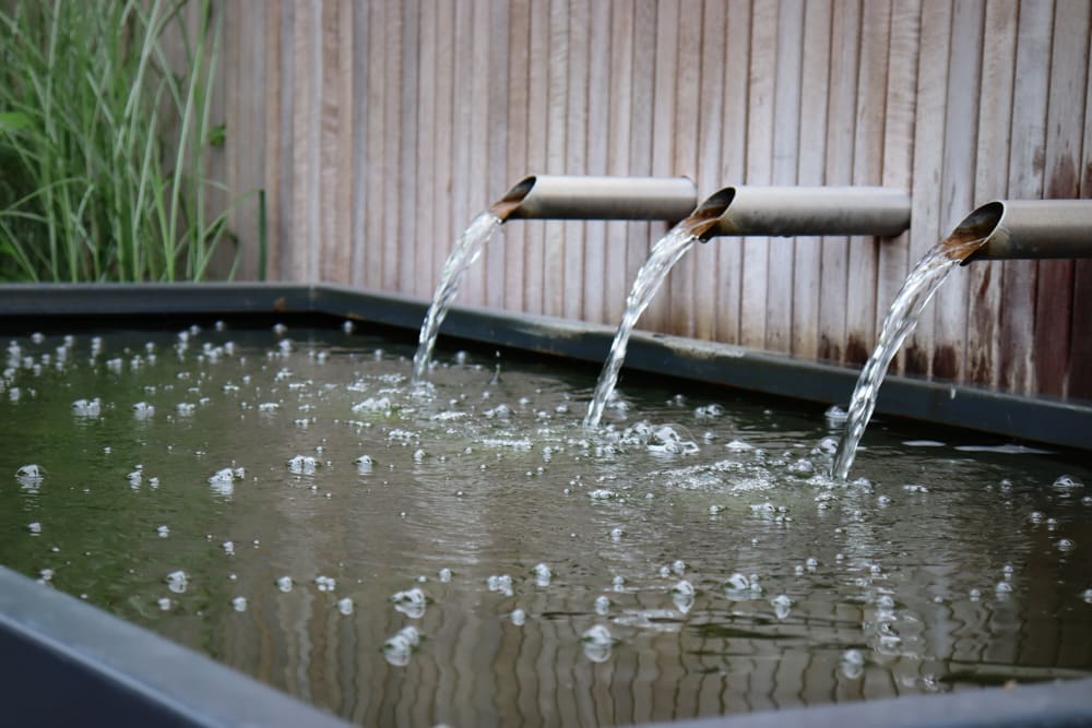 waterbak met 3 kleien watervallen