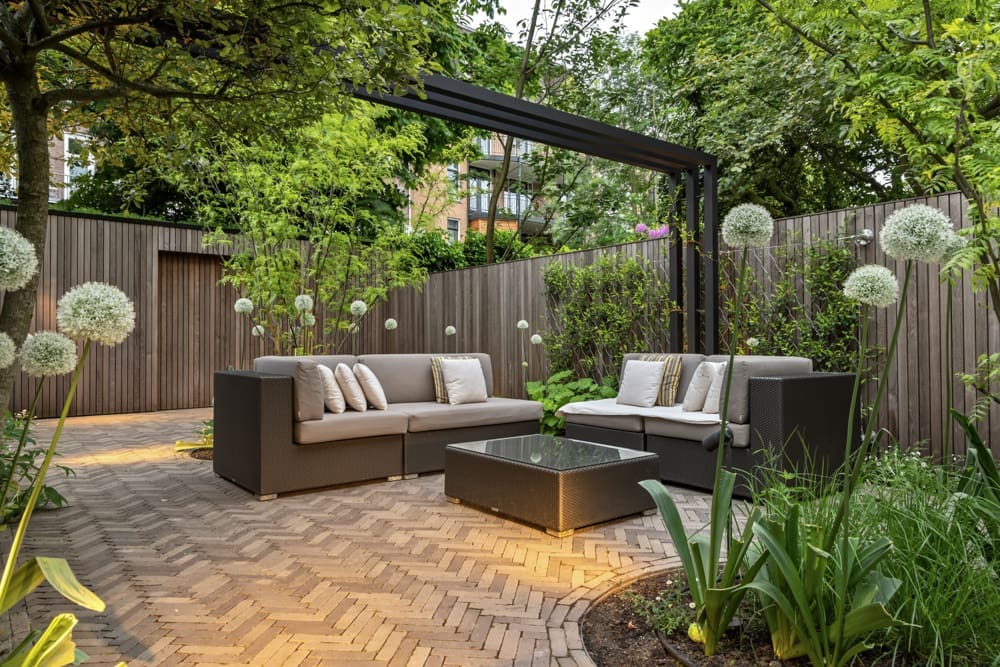 09 lounge onder pergola de sfeervolle loungeset onder de pergola tussen de groene beplanting