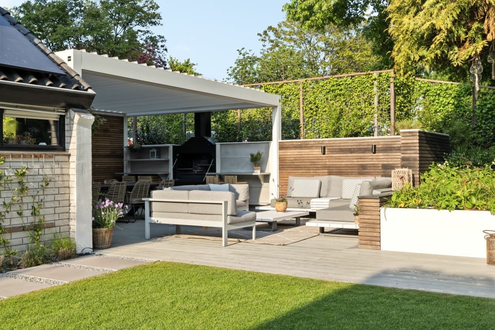 09 moderne tuin moderne tuin met houtlook tegels als terras, en een stukje gazon met staptegels er naast in het grind