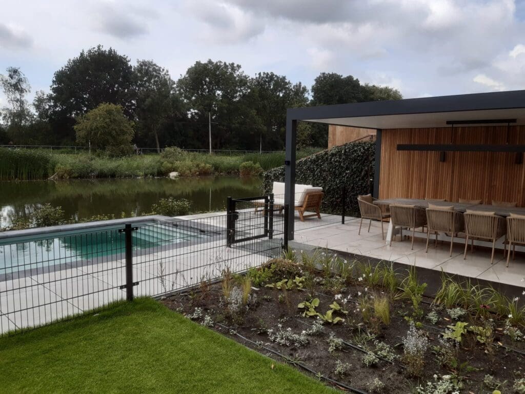 luxe overkapping en zwembad aan het water