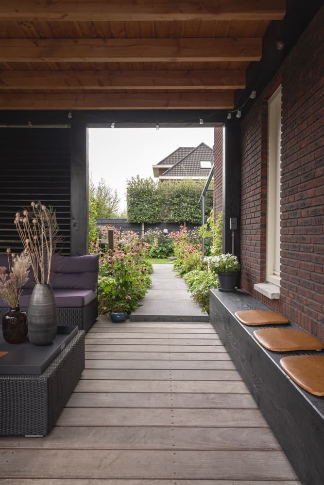 ruime overkapping met loungeset er onder