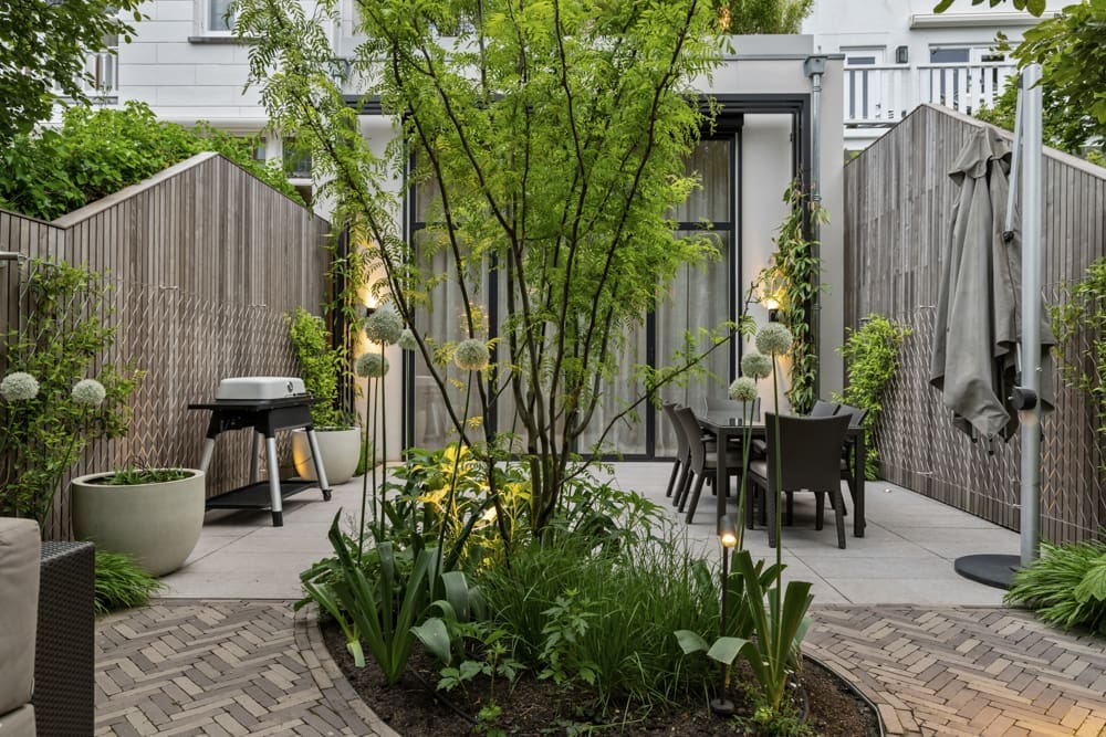 10 terras mooie groene border met het keramische terras er achter