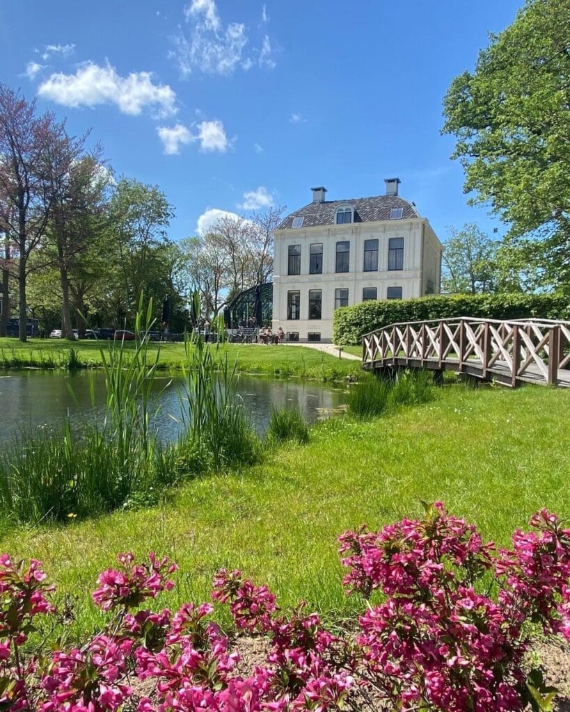 brug die over het meertje gaat tussen de kleurrijke bloemen