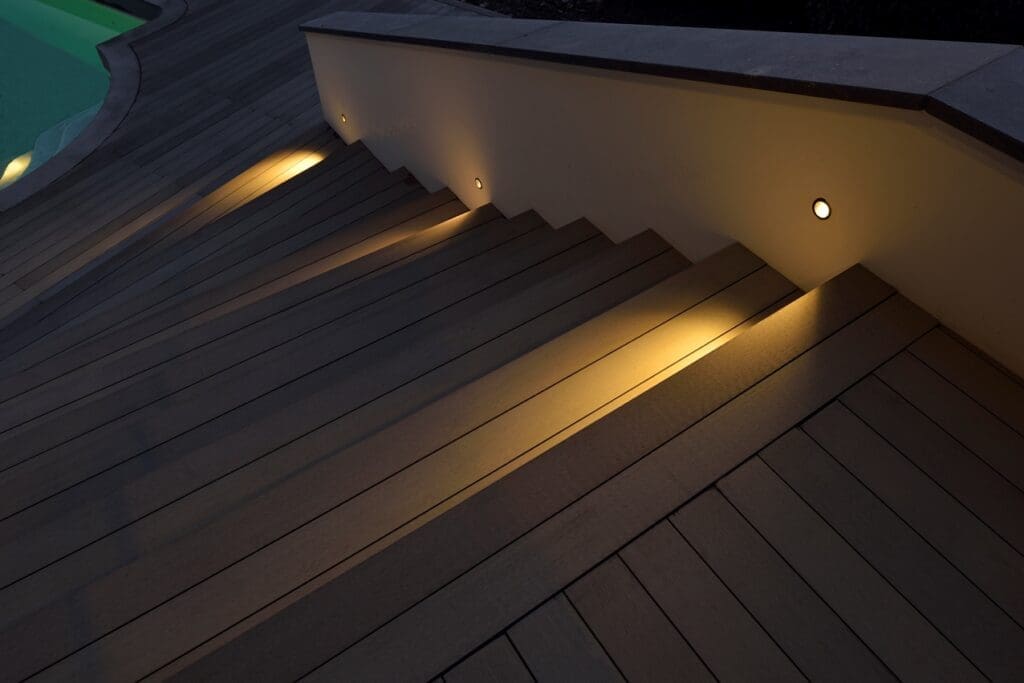 10 trap met sfeerverlichting Esthec vlonder trap met sfeervolle spotjes uitgelicht in de avond