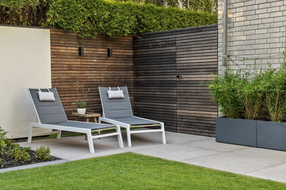 10 ontspan hoek een klein terras met ligstoelen om te ontspannen