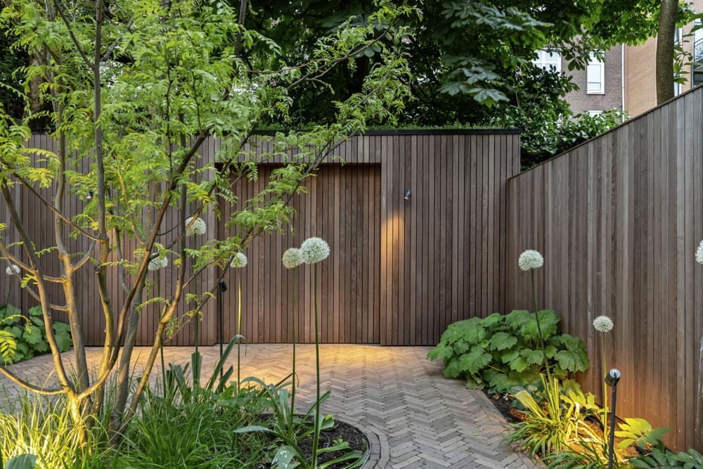 11 schuur mooi houten schuur met sfeervolle spotjes en een sedumdak