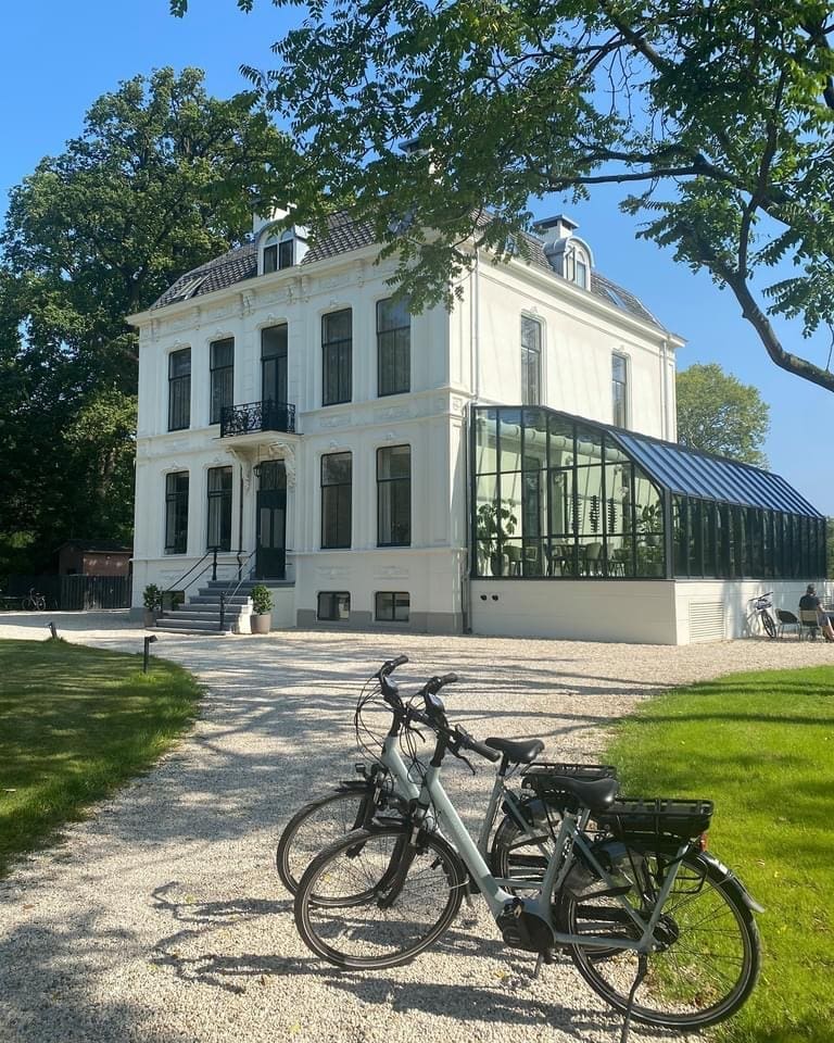 groot grindpad richting de ingang tussen het gazon door