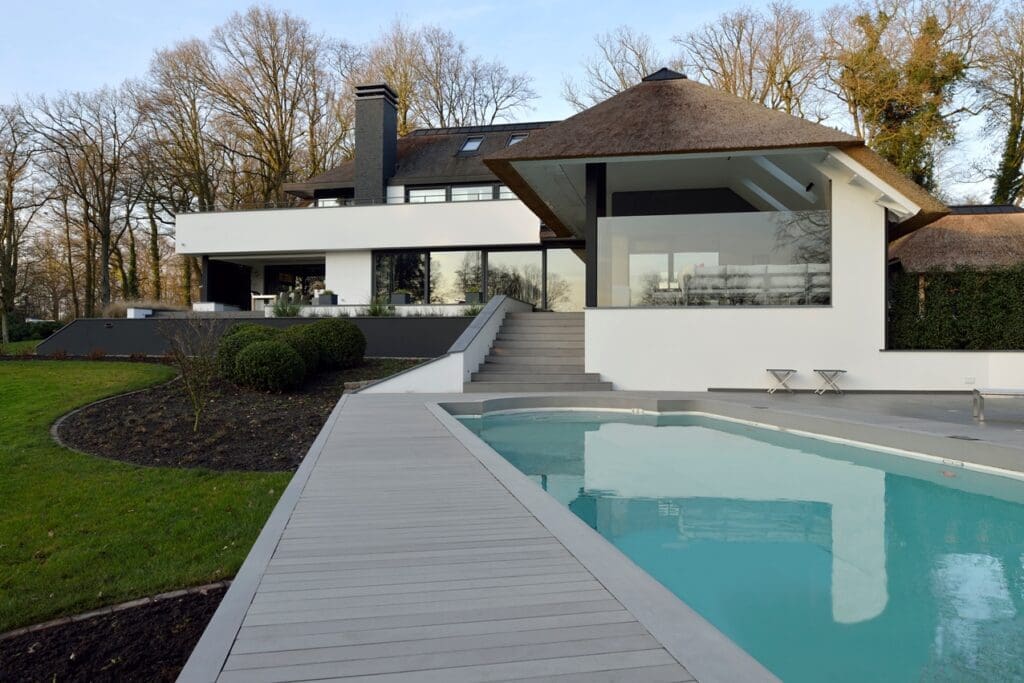 11 Zwembad met maatwerk rand strakke houtlook vlonder met zwembad