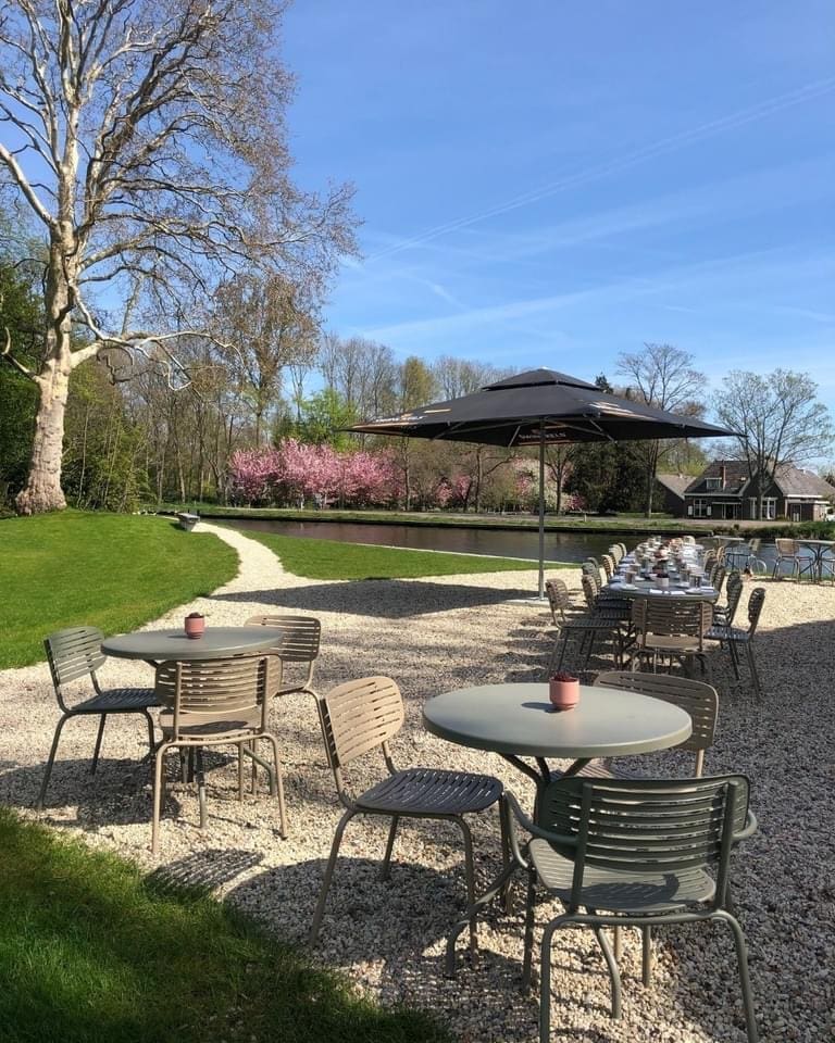 gezellig terras aan het water met uitzicht op de tuin