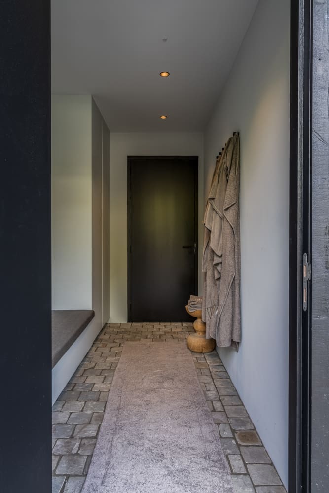 het pad doorgelegd vanaf het terras zo de overkapping in