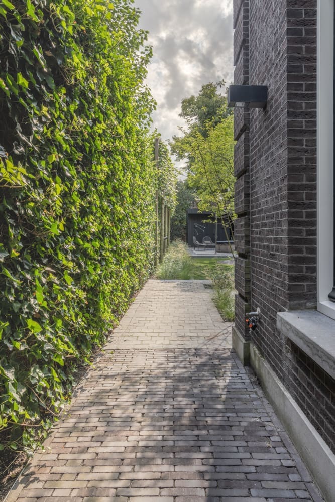 klinkerpad langs het huis naar het terras
