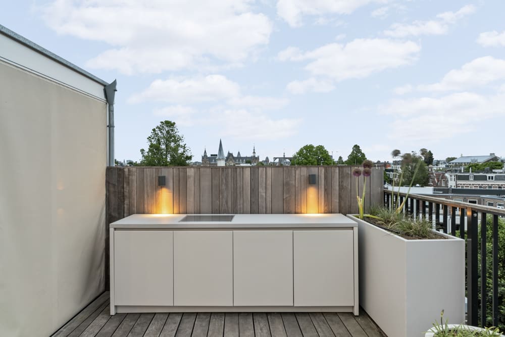 15 witte kast grote witte kast op het dakterras met twee spotjes er boven