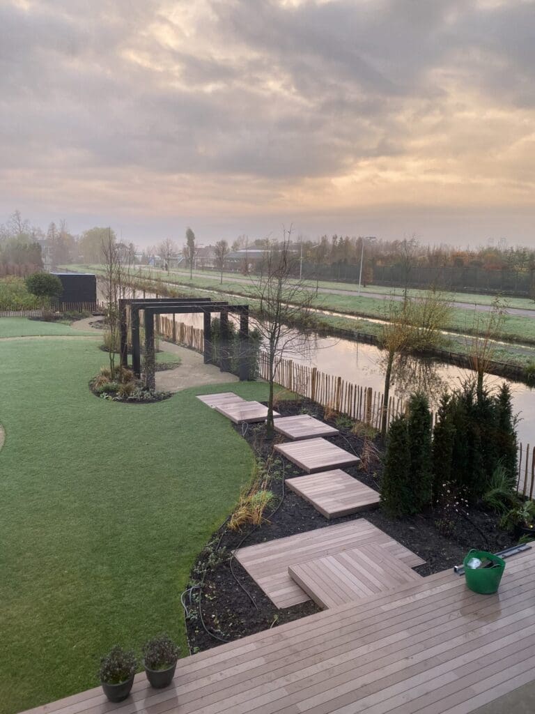 Ochtendmist in tuin met kunststof vlonder staptegels naast de vlonder.