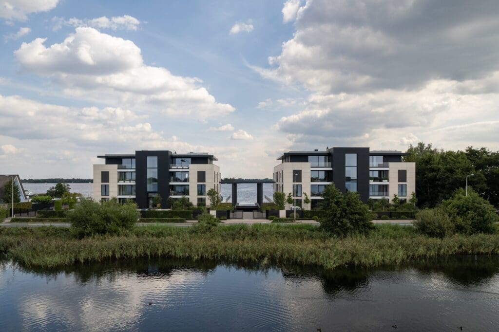 vooraanzicht residentie vooraanzicht van de luxe appartementen in een mooie omgeving