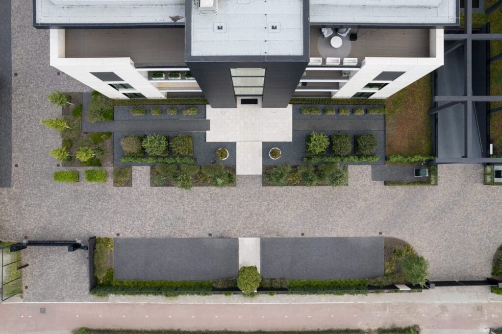 bovenaanzicht voortuin bovenaanzicht van de inrit naar de garage en de haven toe