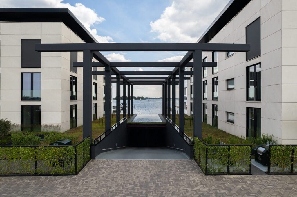 West End ondergrondse garage vooraanzicht pergola en inrit ondergrondse garage