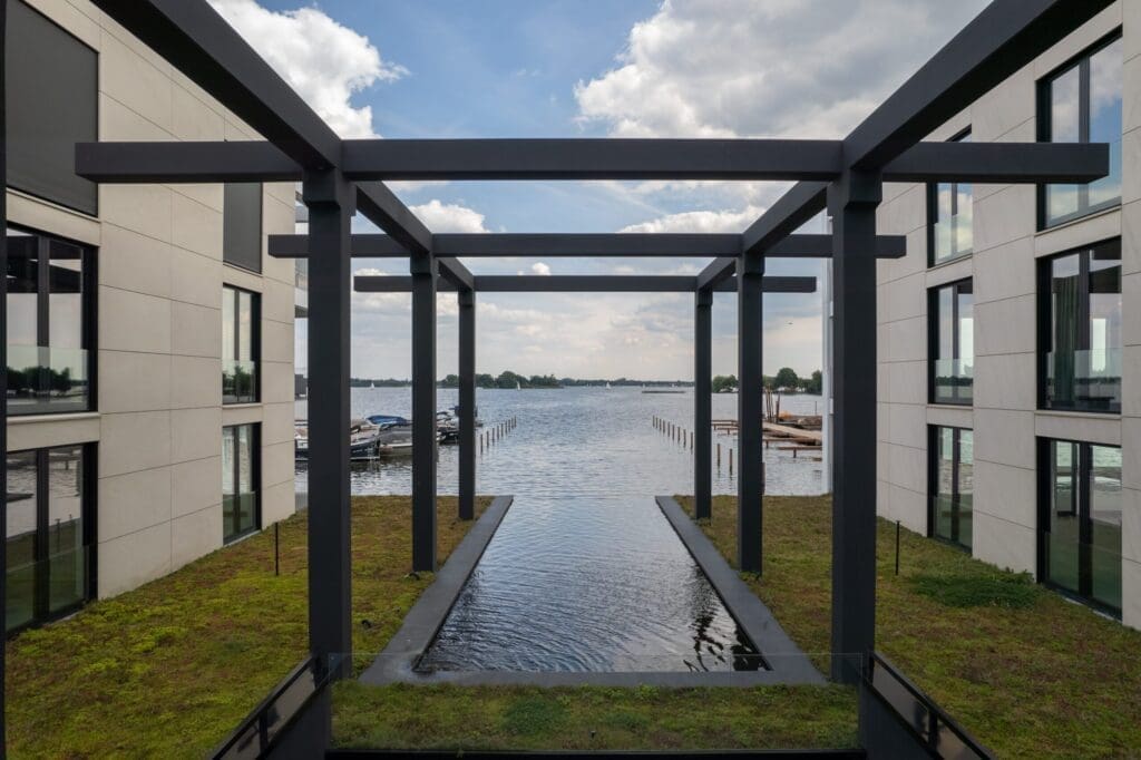 grote pergola grote pergola met op de achtergrond de Loosdrechtseplas