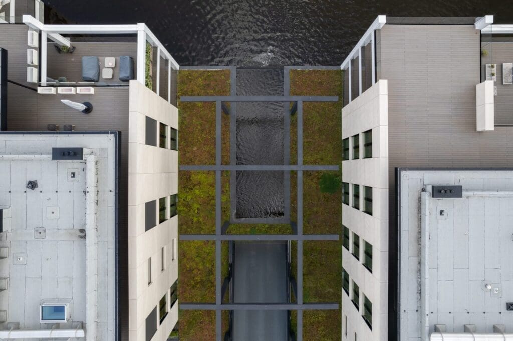 bovenaanzicht garage en pergola mooi bovenaanzicht van stukjes dakterras en de grote pergola